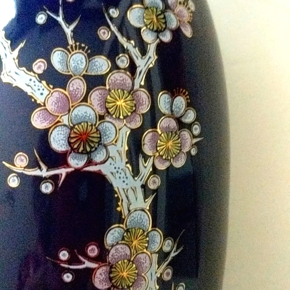 Hand Painted Japanese Porcelain Vase Vintage and Stunning EUC!